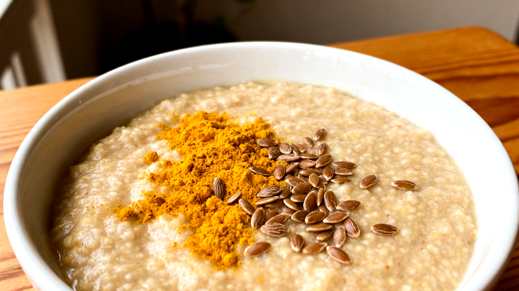 Amaranth-Porridge mit Kurkuma und Leinsamen"