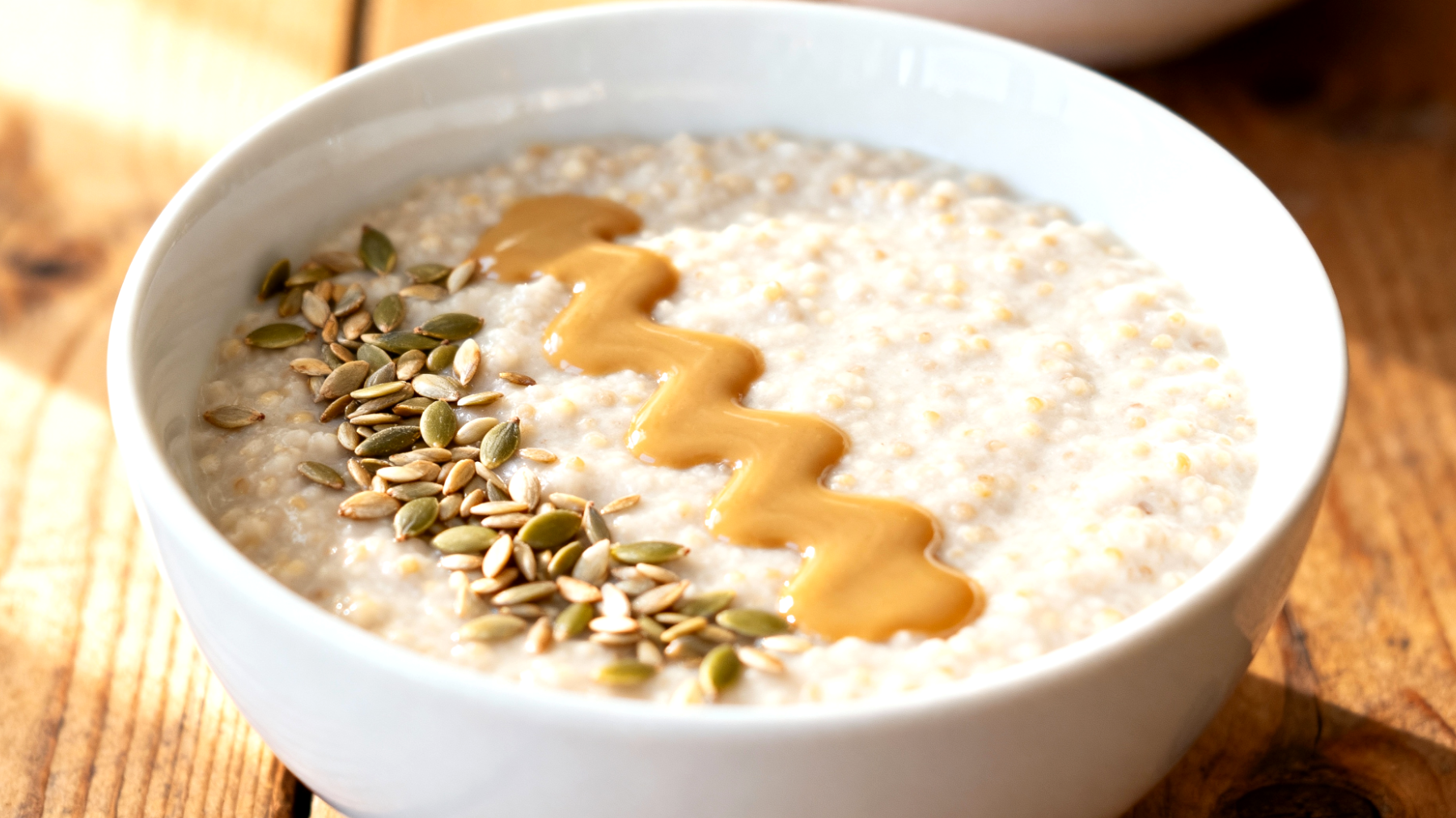 Amaranth-Quinoa-Porridge mit Tahini und Hanfsamen"