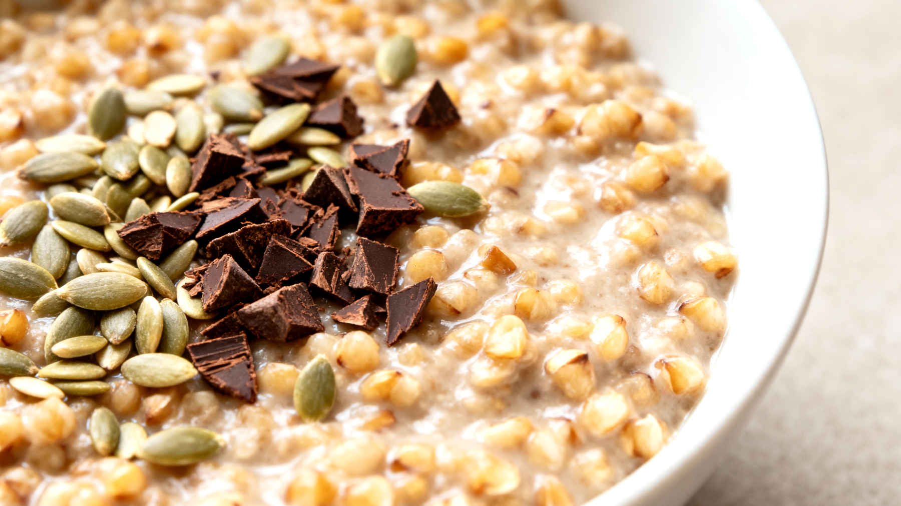Buchweizen-Porridge mit Hanfsamen und Kakao-Nibs"