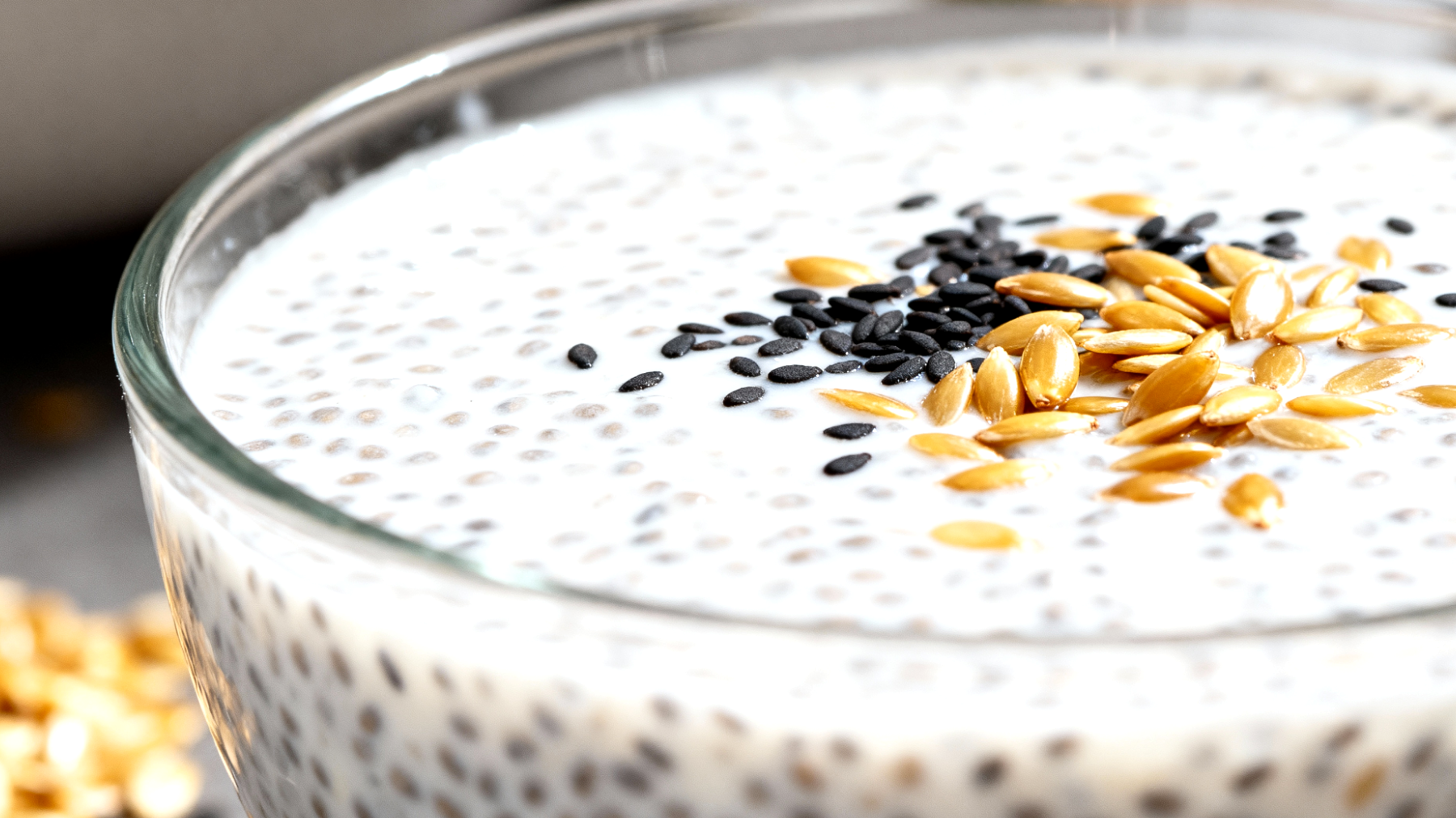 Chiasamen-Pudding mit fermentiertem Kefir und Leinsamen"