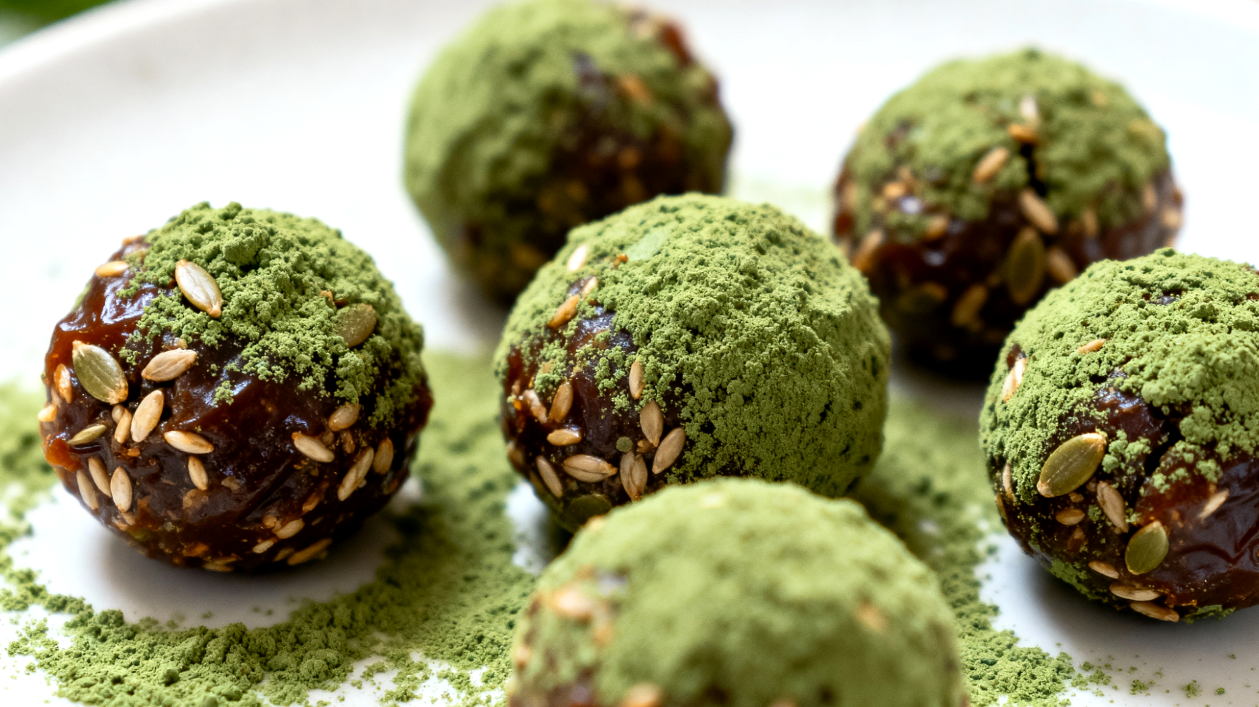 Hanfsamen-Dattel-Bällchen mit Spirulina"