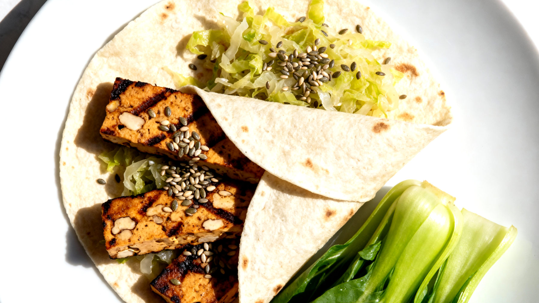 Tempeh-Wraps mit Sauerkraut und Hanfsamen"